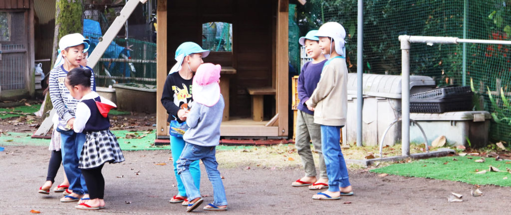 大宮白百合幼稚園 園庭で遊ぶこども 写真