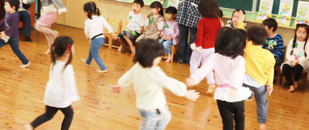 大宮白百合幼稚園 教室の子供 写真