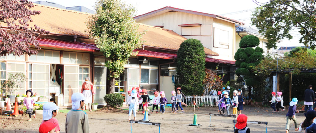大宮白百合幼稚園 園庭でこどもが裸足で走る写真